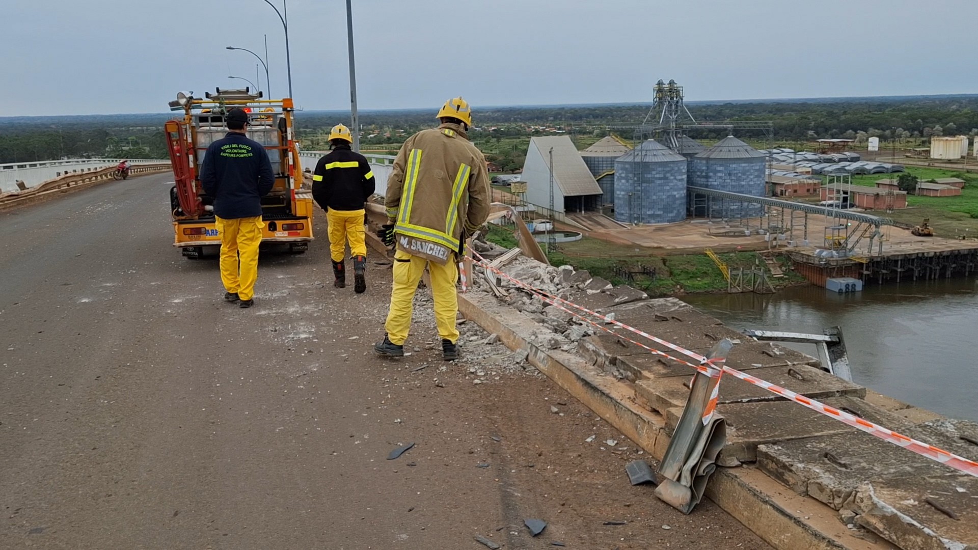 Confirman caída de camión de un puente en Concepción