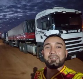 Trabajo de rescate de chofer y camión se complica por falta de equipamientos