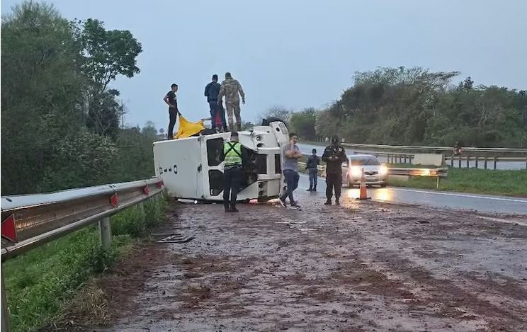 Camión blindado volcó y cuatro trabajadores resultaron heridos