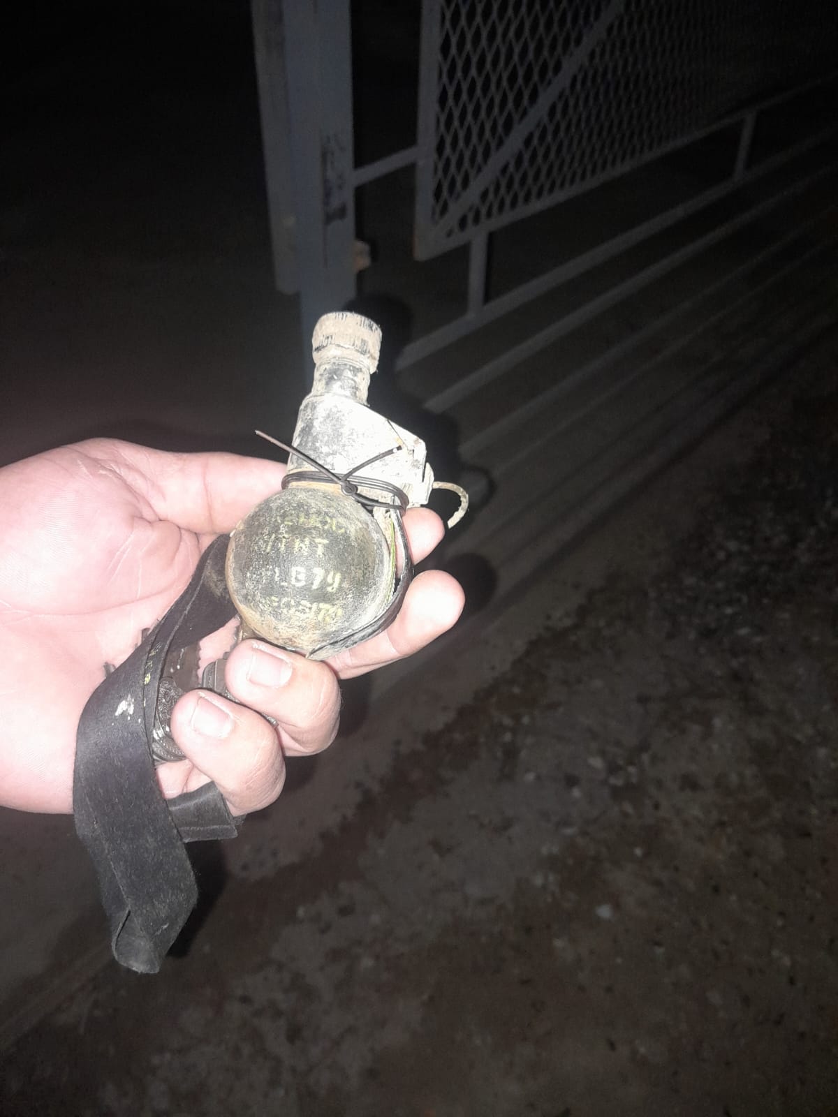 Desconocido quiso vender granada, la oferta fue rechazada y la abandonó en un patio