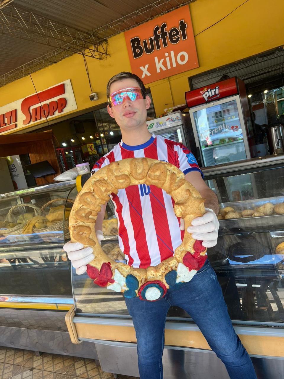 El Chipero cheto causa sensación con su argolla mundialista