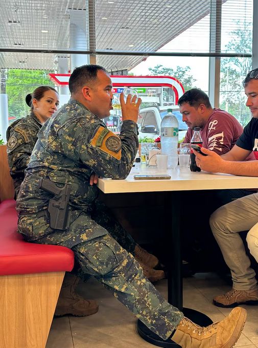 Milicos que estaban chupando en una estación fueron sumariados
