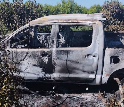 ¡Macabro! Hallaron camioneta incinerada con un cuerpo dentro