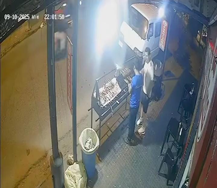 (VIDEO)¡Sopapeó a asaditero porque no le gustó el sabor!