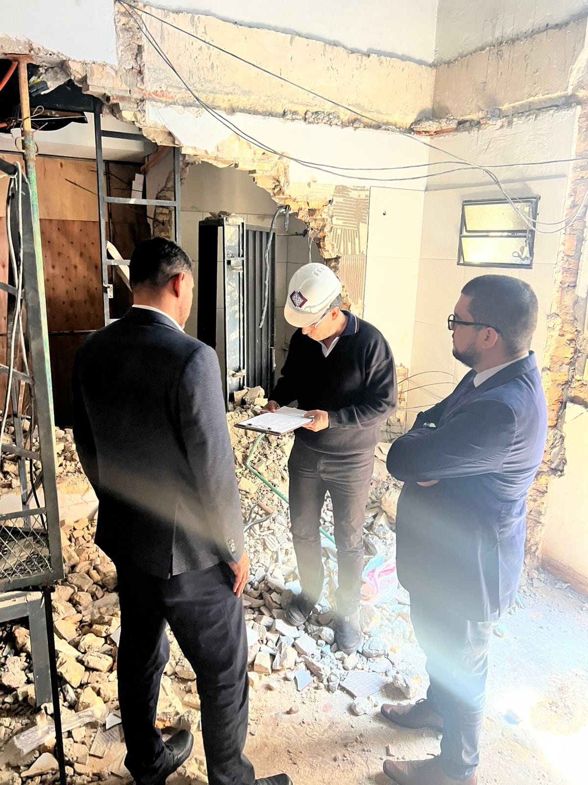 Inspeccionan lugar del derrumbe en el Mercado 4, donde falleció un trabajador