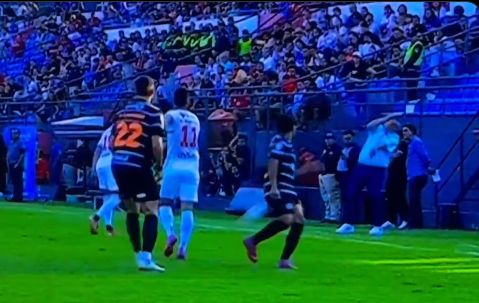 (VIDEO) ¡Cosas del fútbol! ¡El pelotazo de Matías Almeida que pegó en la cara de su abuelo!