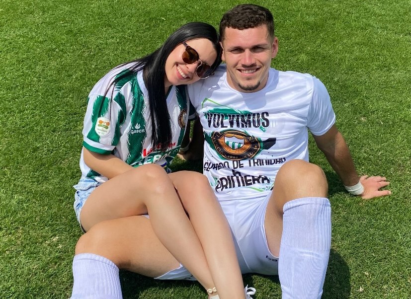 ¡Así le mimó su amorchi al ex pelotero de Cerro por su ascenso a Primera con Rubio Ñu!