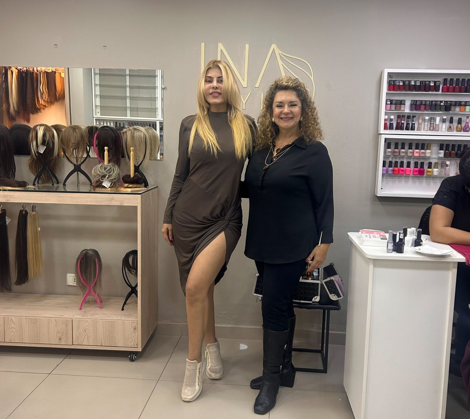 ¡Así luce su característica melena rubia!