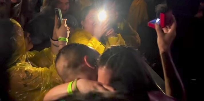 (VIDEO)Parejita se comprometió en concieto de Green Day