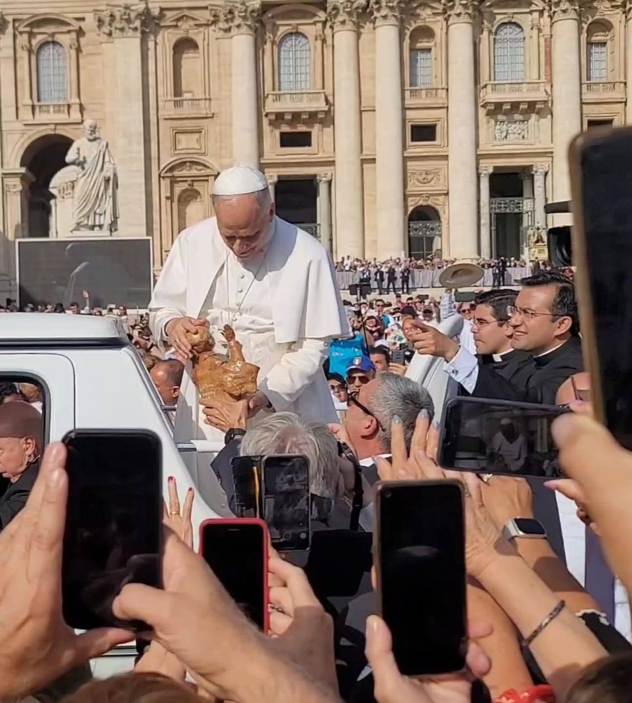(VIDEO) ¡Papa León chocho con escultura del Rey del barro!
