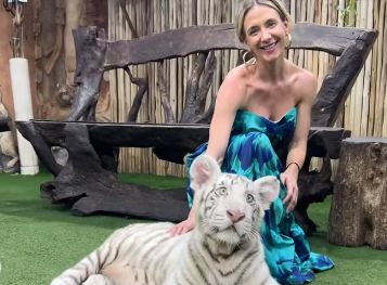 ¡La emoción de la actriz paraguaya al poder tocar a un tierno leopardo!