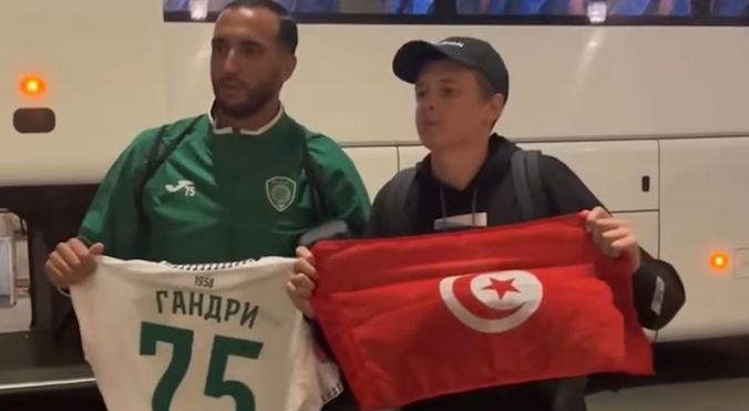 Lo expulsaron, le regaló la camiseta a un hincha, pero el VAR rectificó y tuvo que pedírsela: la insólita escena en el fútbol ruso