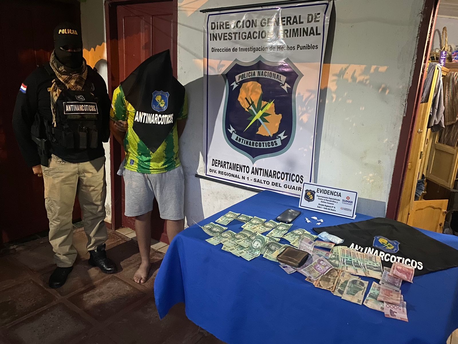 Allanaron una vivienda y encontraron drogas como avei un montón de virú