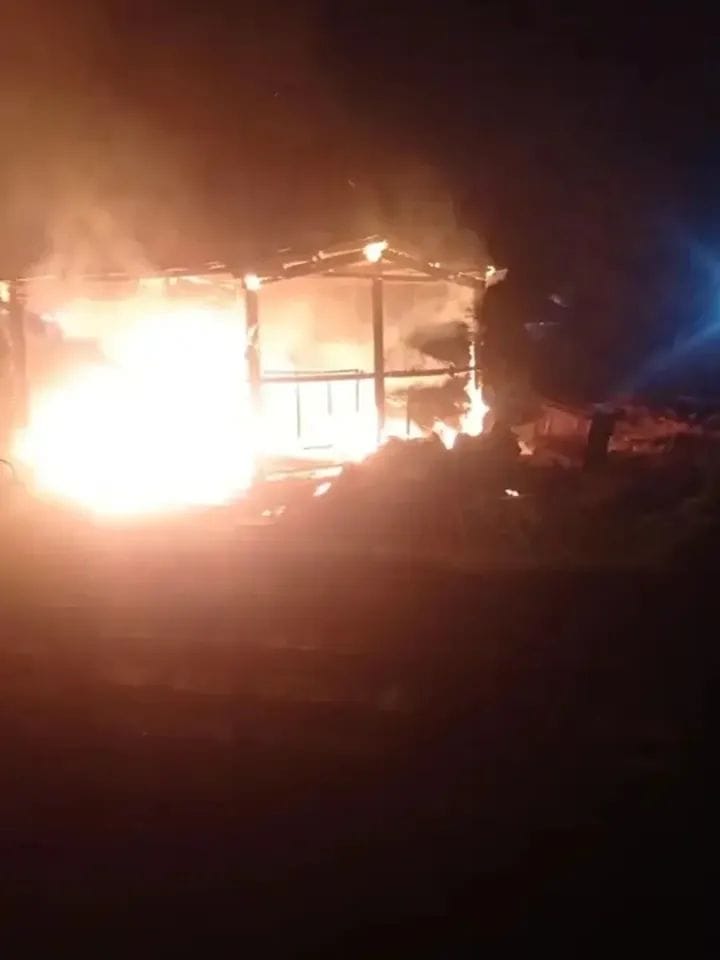 (VIDEO)Mujer denunció a su mamá una poli de tránsito por quemar su casa creyendo que ocultó a la amante de su papá