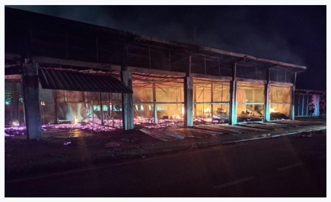 Se incendió depósito de maderas que dejó a familias sin casa y una persona herida