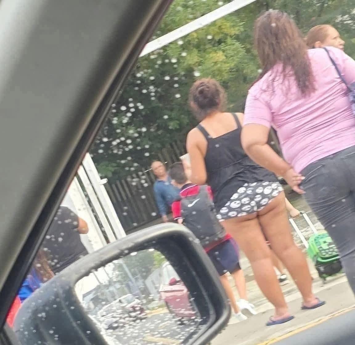 ¡Mamá sexy en una escuela causó polémica y escándalo!