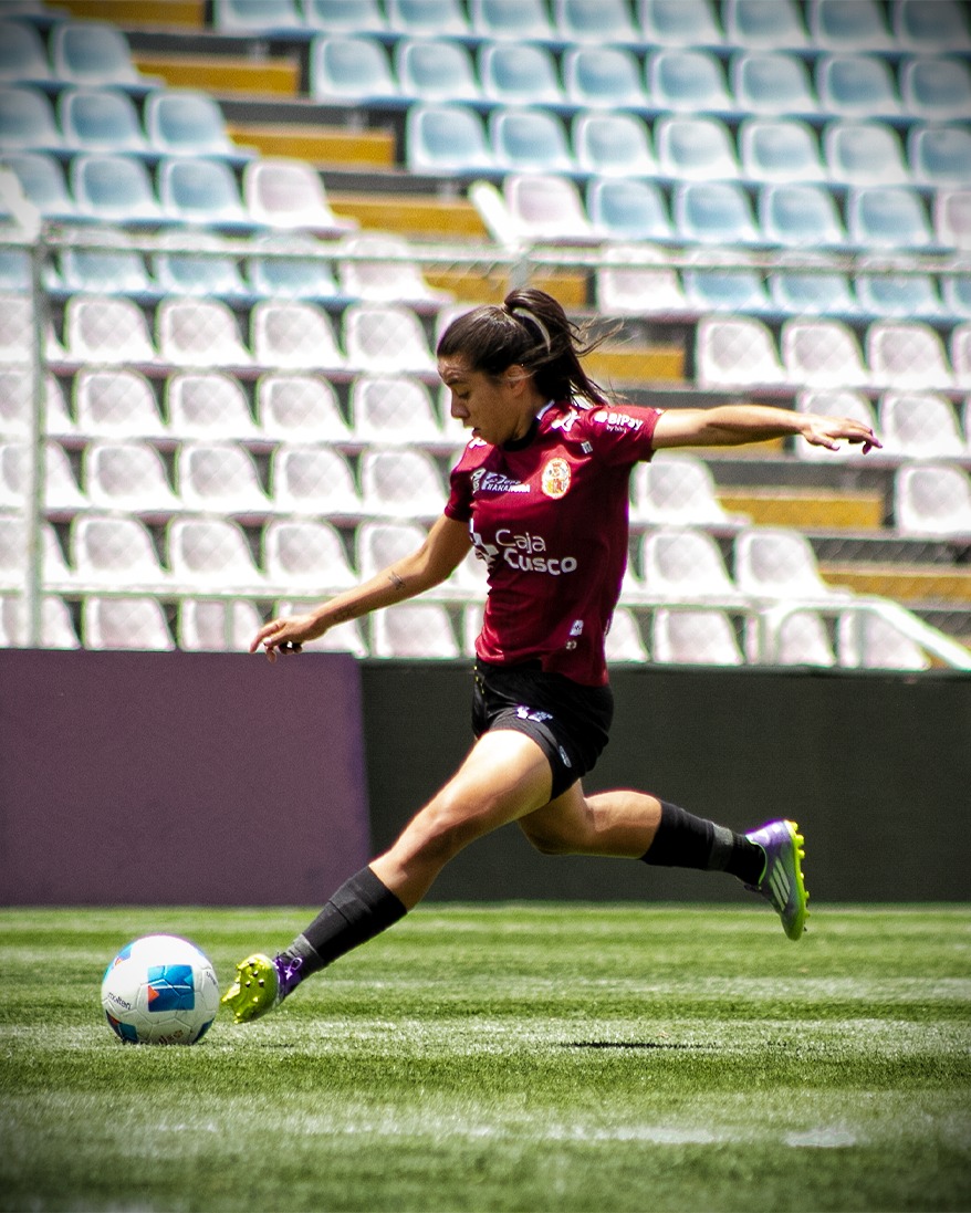 Pelotera caazapeña brilla en el fútbol femenino en el Perú