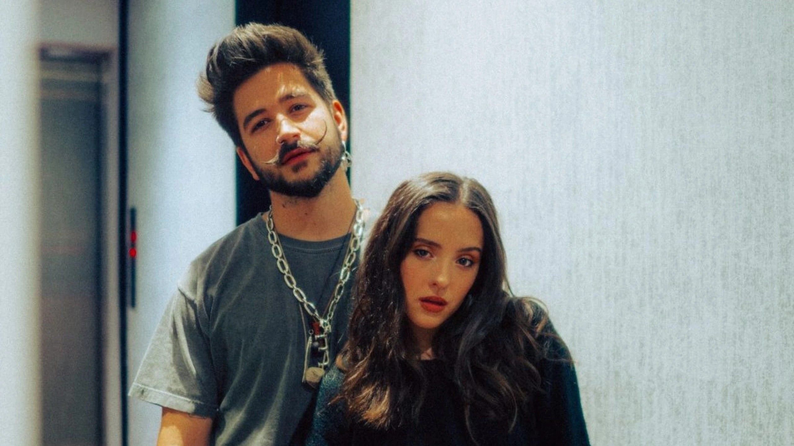 ¡Camilo contó que tiene cuadros con la sangre de sus hijas!