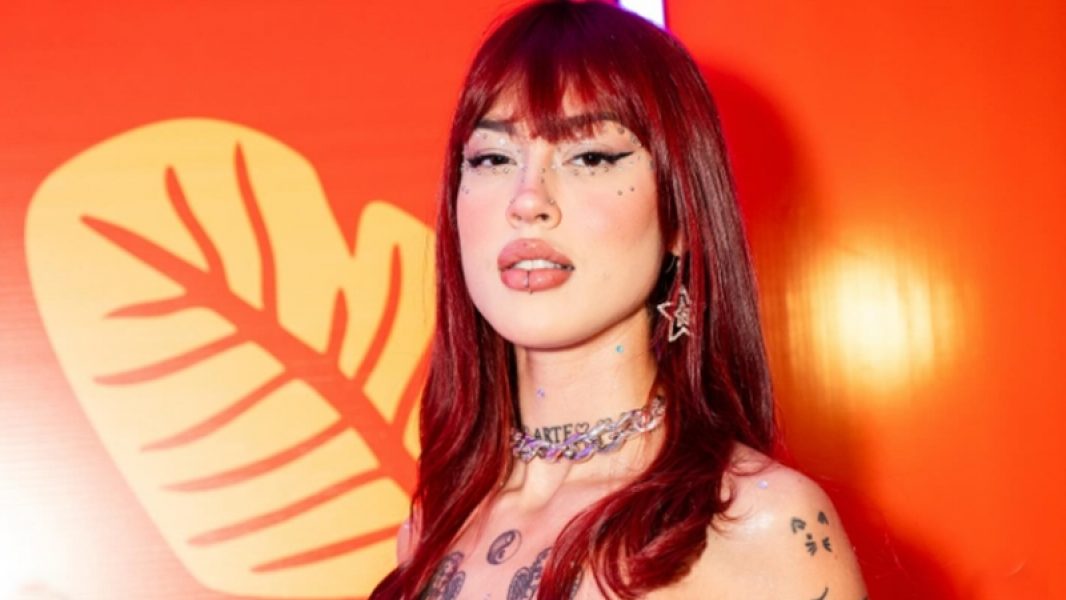 (VIDEO) ¡Esta cantante se tiró con todo contra los “machirulos, resentidos y sin dinero”!