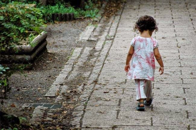 ¡Che Dios! Niños deambulan cállere en Caacupé y preocupan a los vecinos