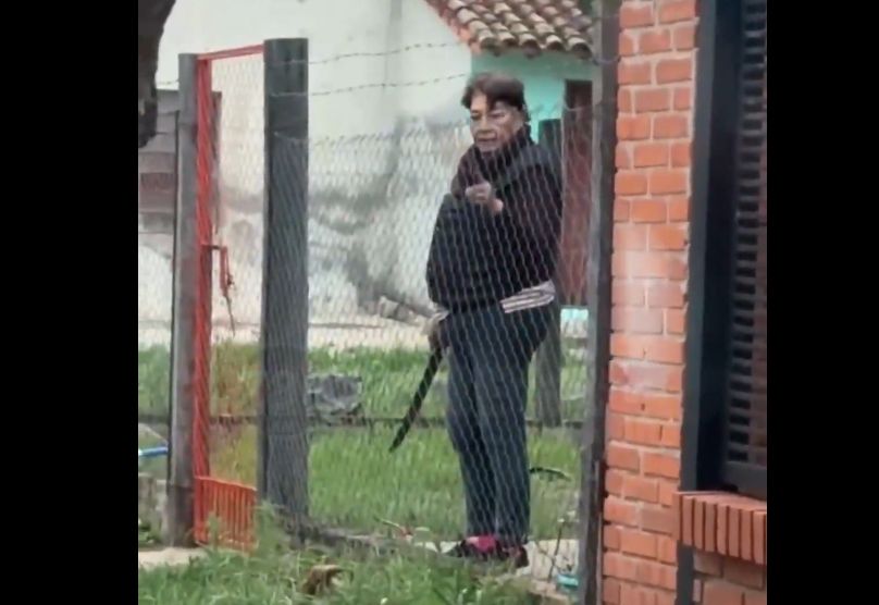 E’a: Doñita se cree dueña de la calle y amenaza a todos con un machete