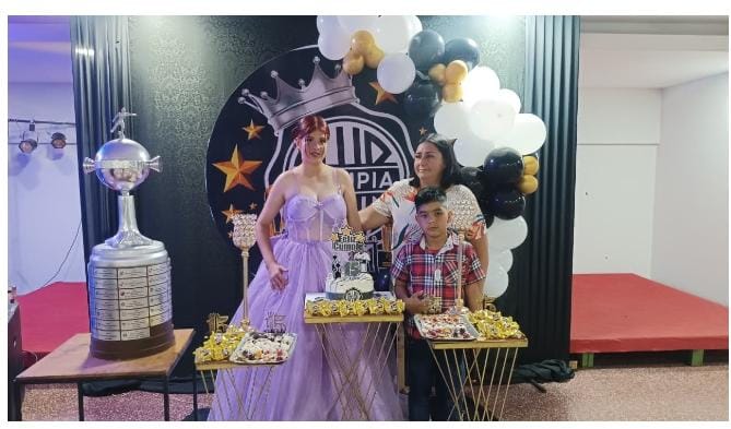 Doña cumplió el sueño de 15 a su hija gracias al rollo