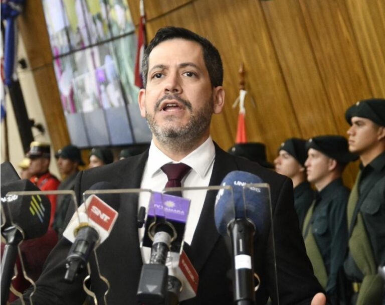 Raúl Latorre defiende derecho a manifestarse y respalda rol de la policía