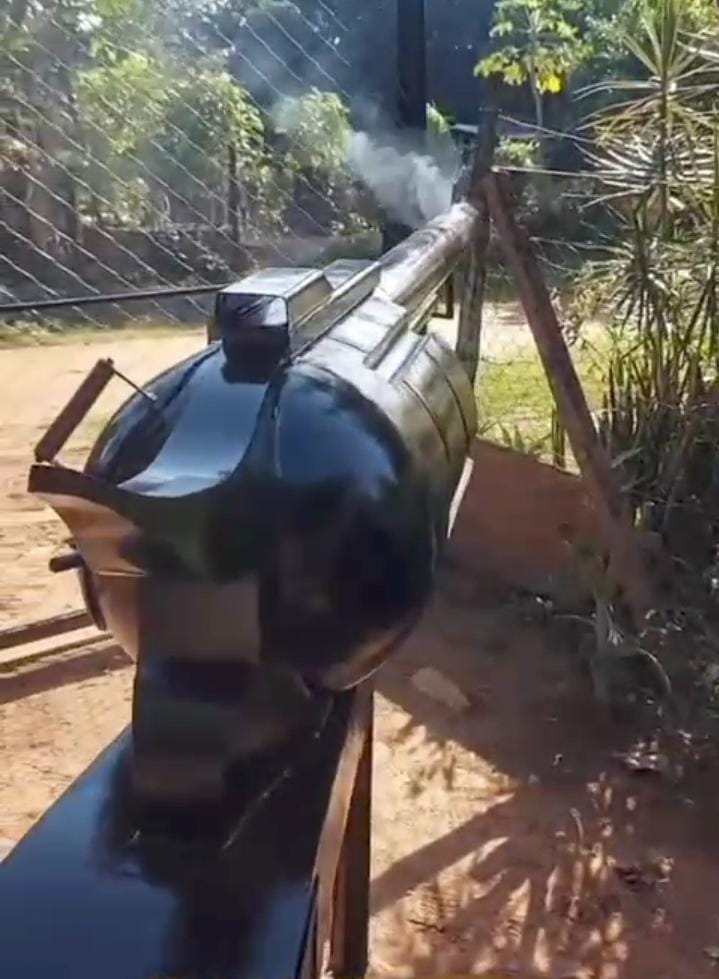 (VIDEO)Arrasa parrilla para envidiosos en forma de revólver