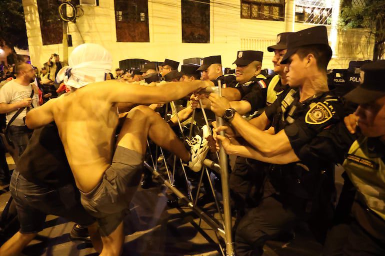 Senadores rechazan interpelar a ministro y comandante