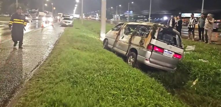 Furgón chocó y volcó: El conductor huyó y upei se supo mba’erepa