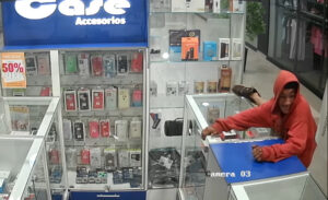 Detienen a escurridizo ladrón que entró a robar en local de electrónica