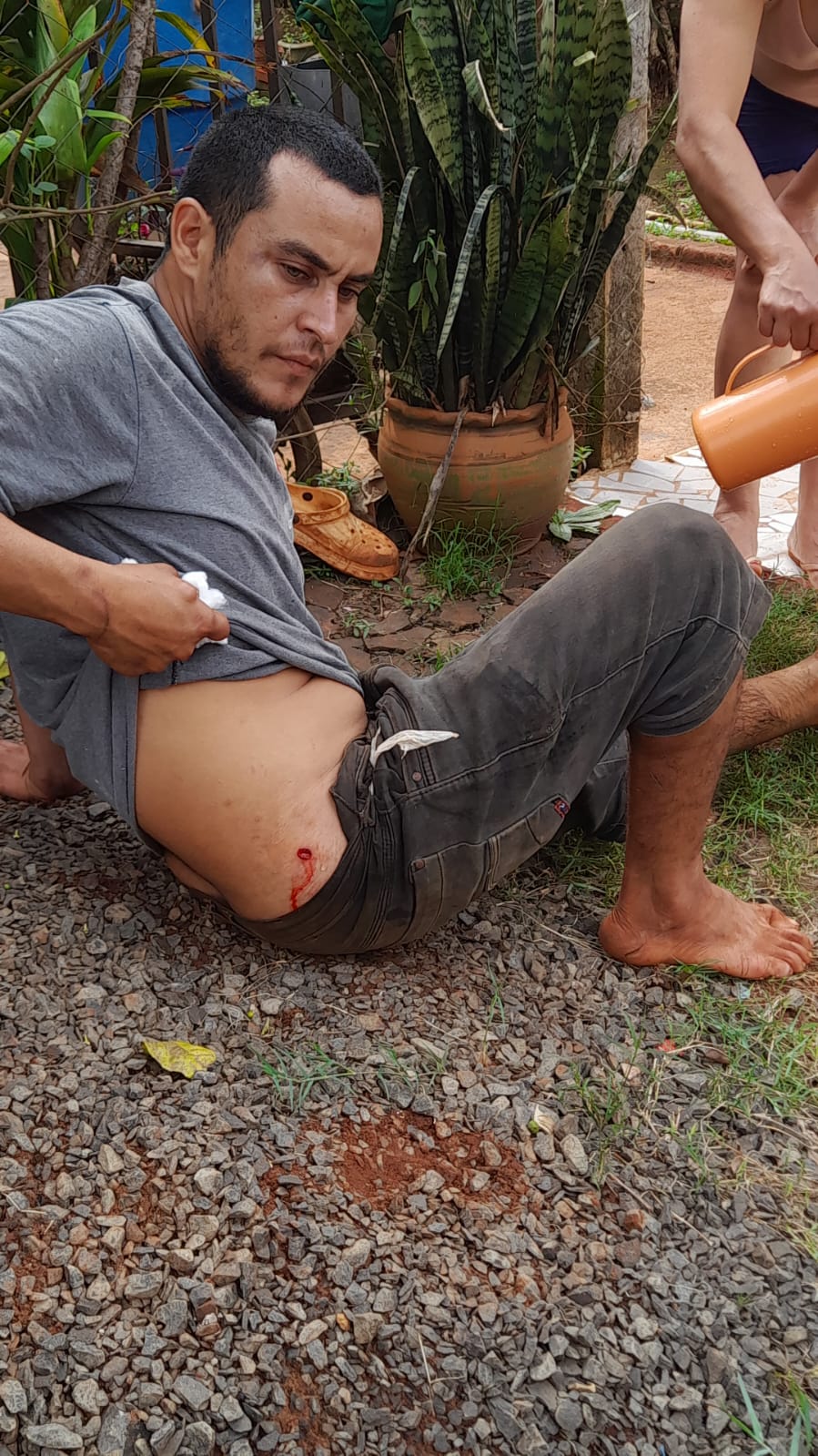 Lo acusaron de ladrón y le metieron  un balazo