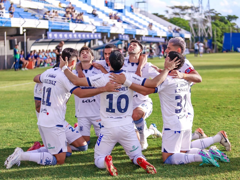 El Gallo Norteño bailó al maltratado Kure en Itauguá