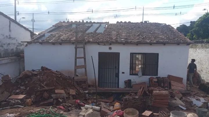 Omano albañil mientras arreglaba un techo