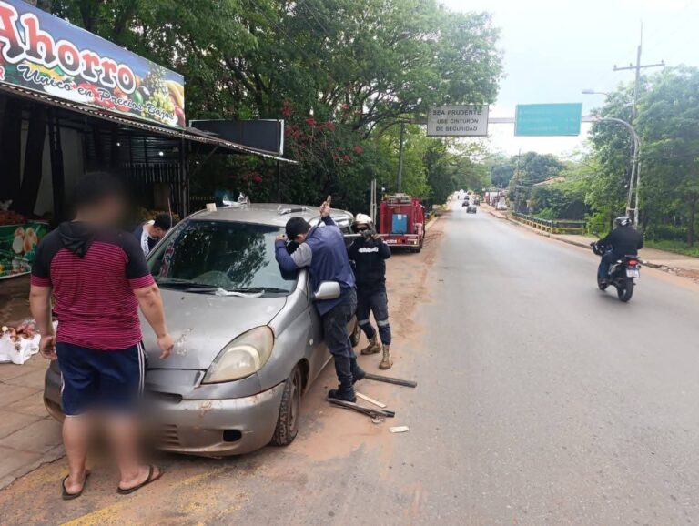 ¡Bebé quedó atrapado en vehículo y bomberos lo rescataron!