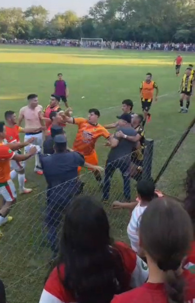 A los golpes en la final: Se pudrió todo en el partido decisivo!