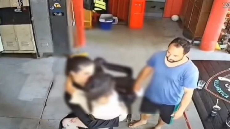 Bombero salvó a una criatura de morir anga