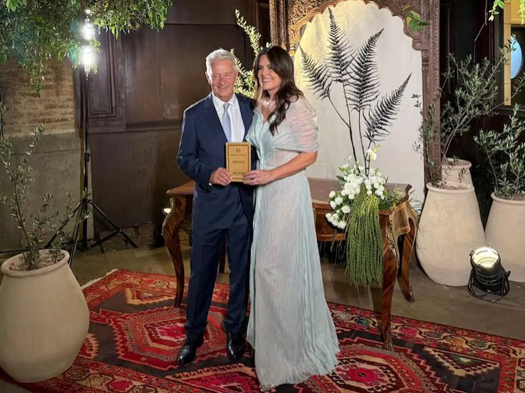 Una ex Miss omenda jey y la nota emotiva la dio al llegar del brazo de sus dos hijos