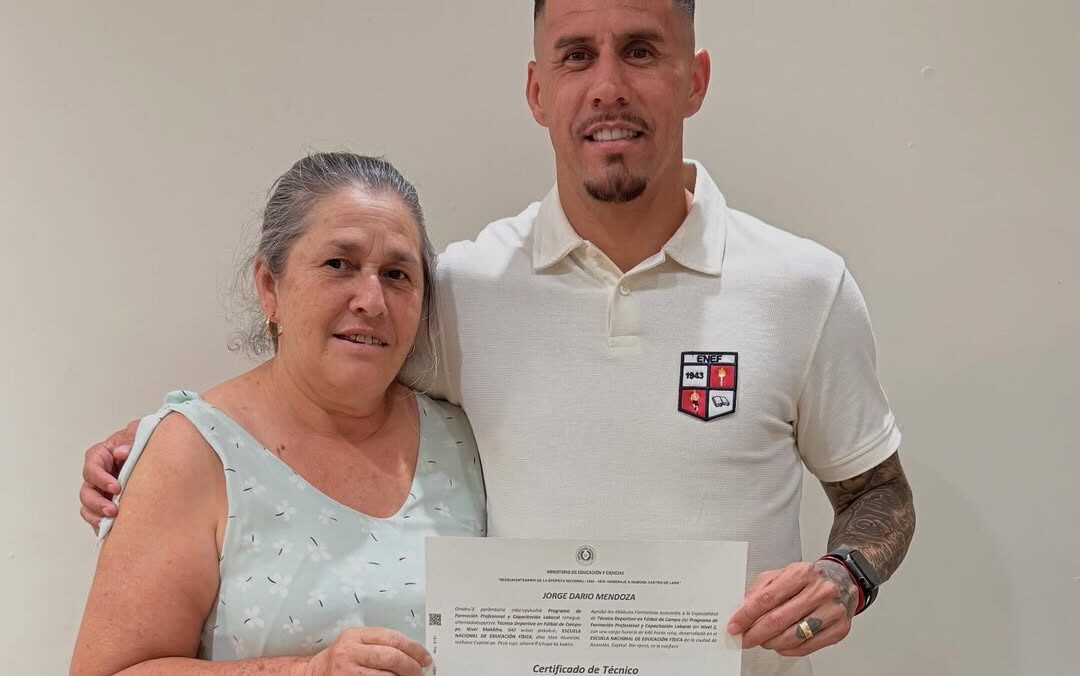 ¡El pelotero Jorge Mendoza celebró su logro con su mamá!