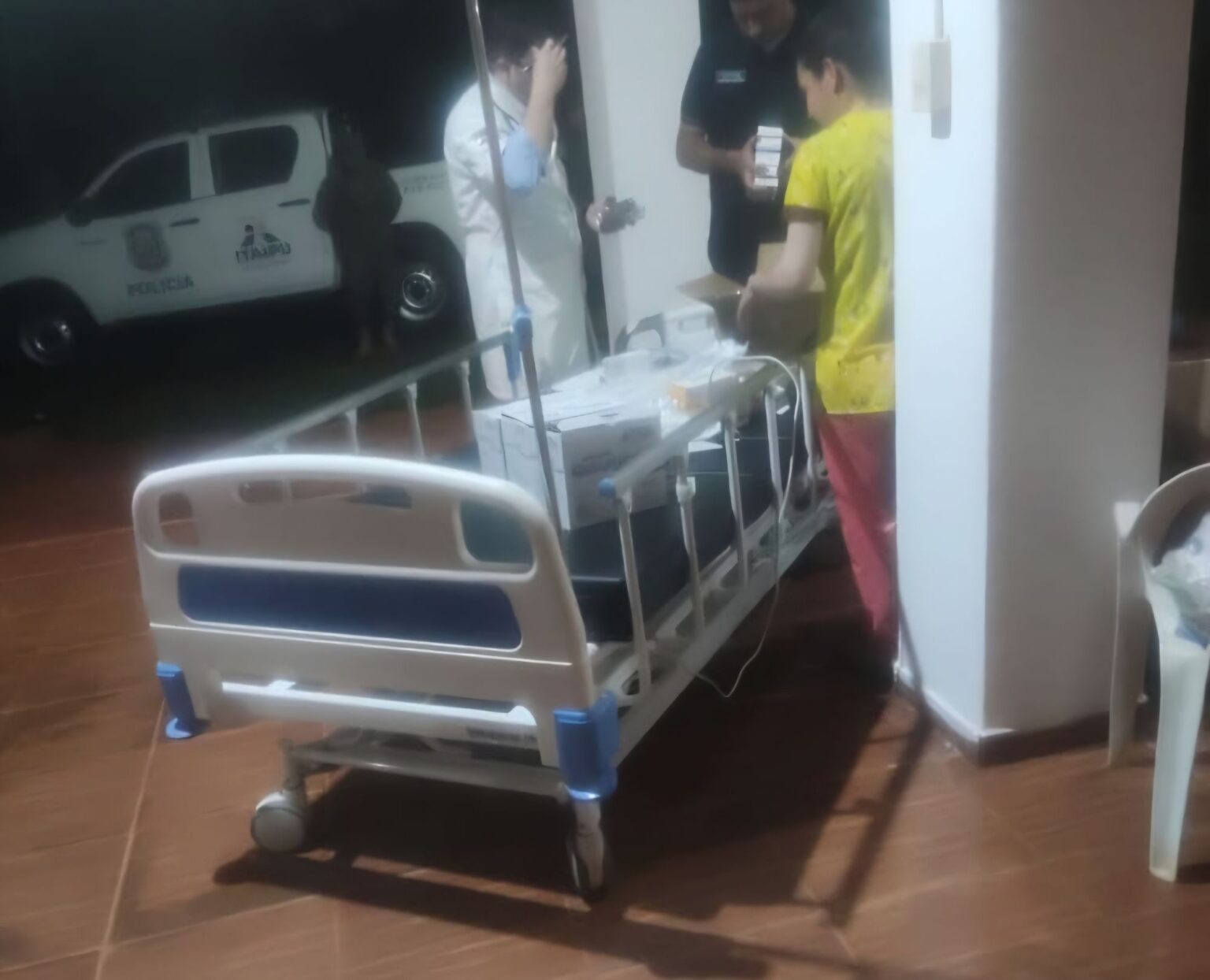 Donan cama hospitalaria a poli atacado por el EPP