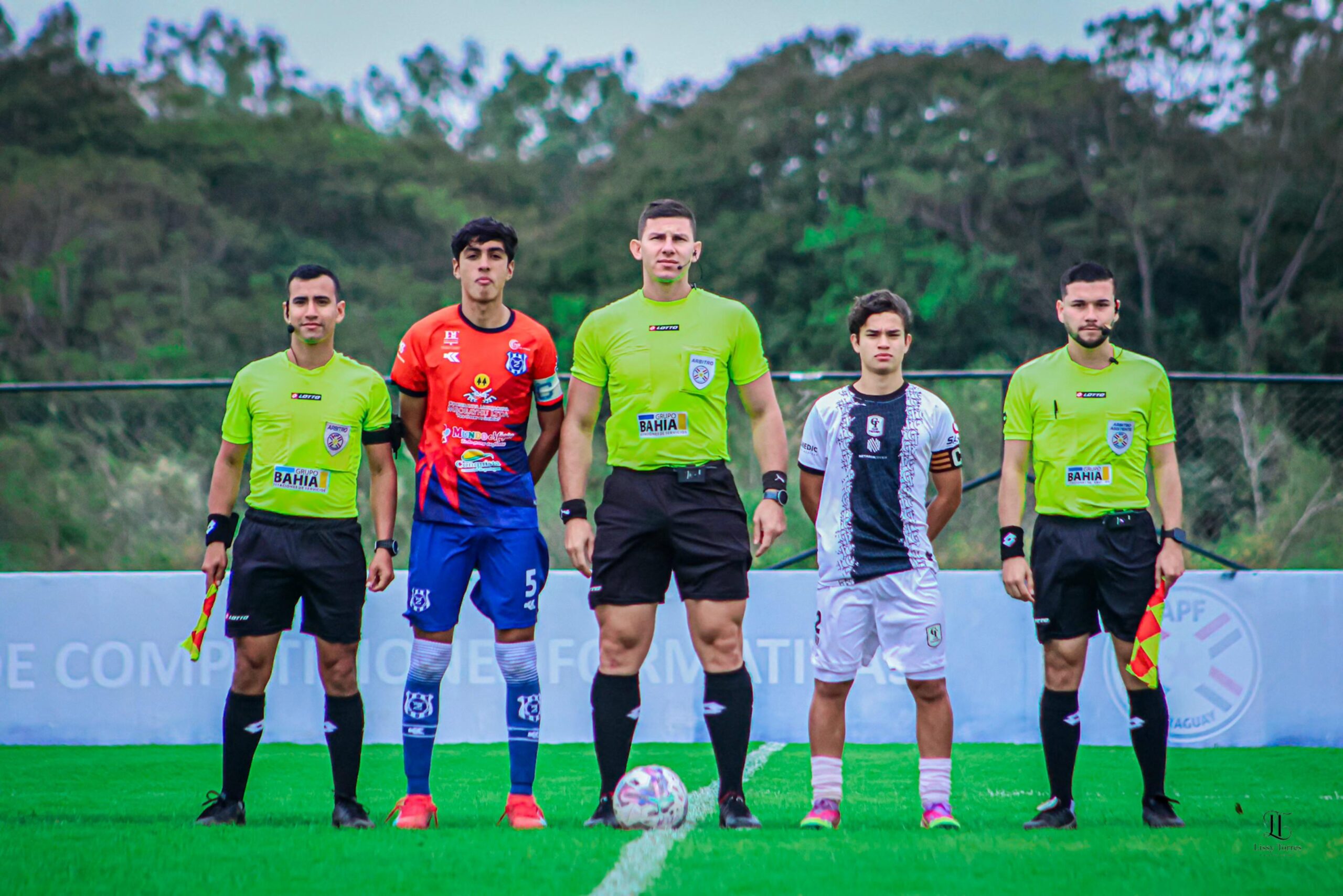 ¡Arbitro de los ojitos claros de visita diplomática en Panamá!