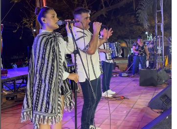 ¡La emoción de la nieta de Quemil Yambay: “Estoy en el escenario con un regalo”!