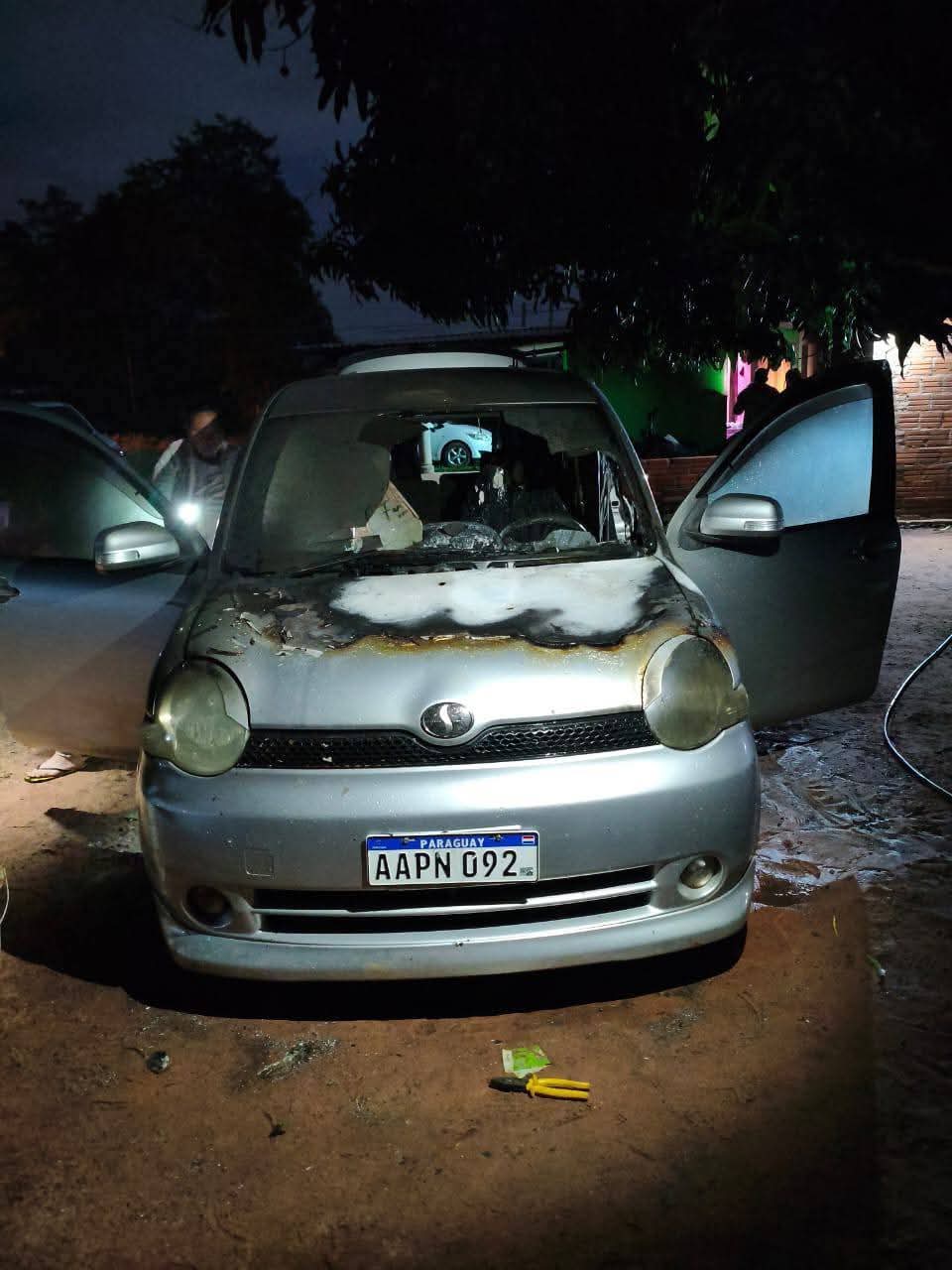 Incendiaron vehículos de una familia y temen por sus vidas