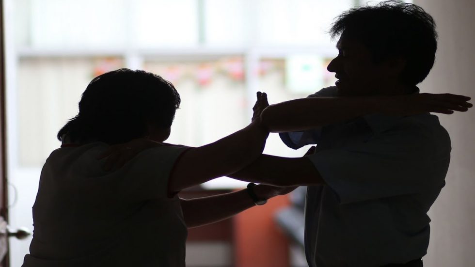 Condenan a 5 años de cárcel a acusado de golpear a su padre y hermano