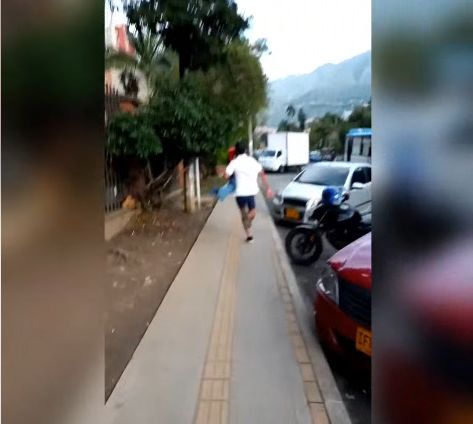 ¡Ndi! Arriero en bóxer pidió socorro a los polis tras caer en una trampa sexual