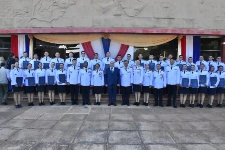 Polis culminan curso con honores