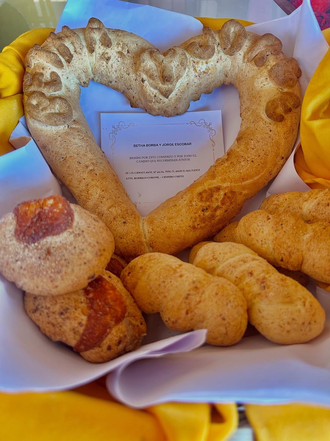 Chipero cheto ya envió el regalo nupcial para Betha chipas con picardía y sarcasmo