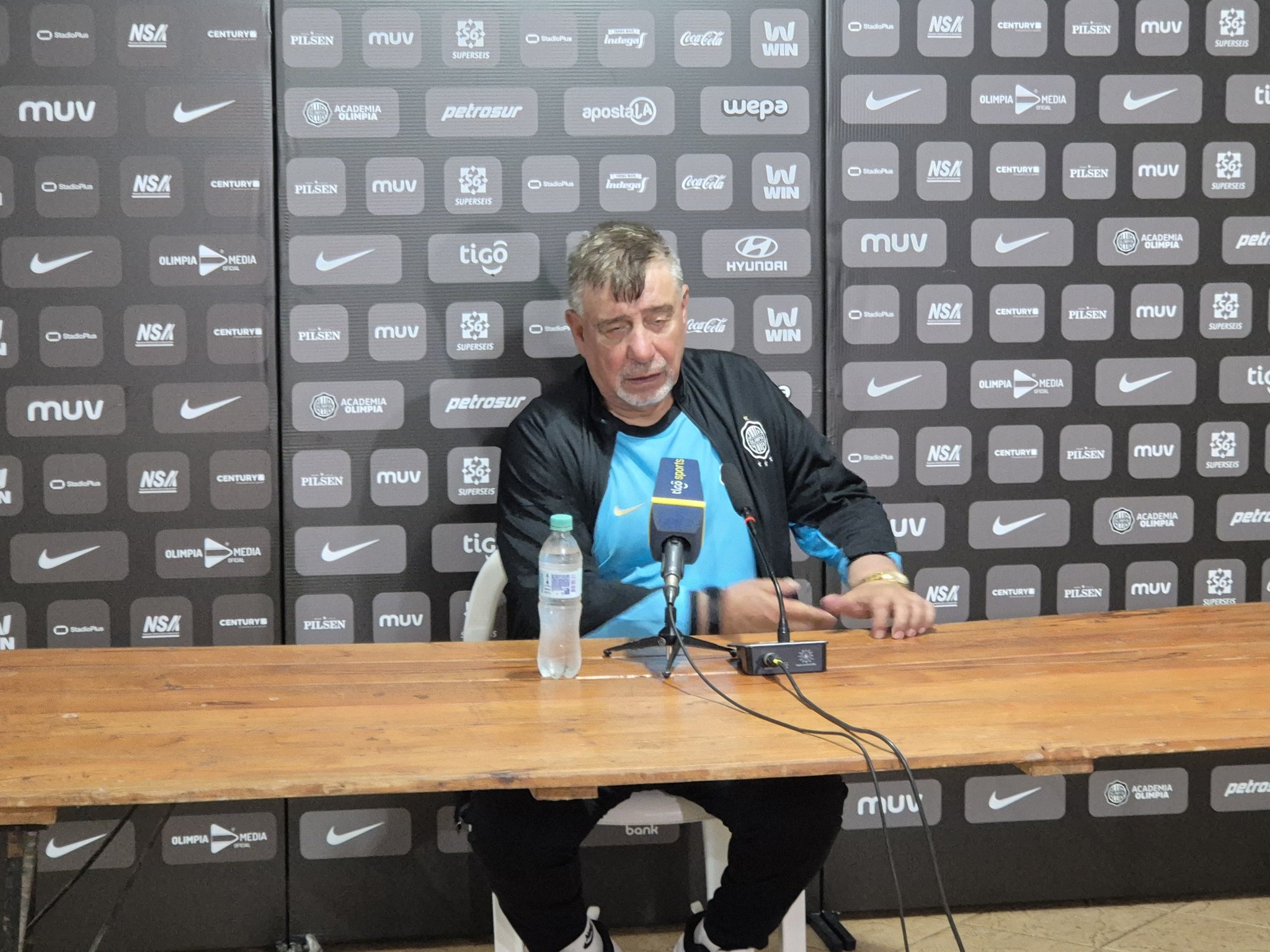 Almeida a los periodistas: “Otra vez Richard, parece que sueñan con Richard”