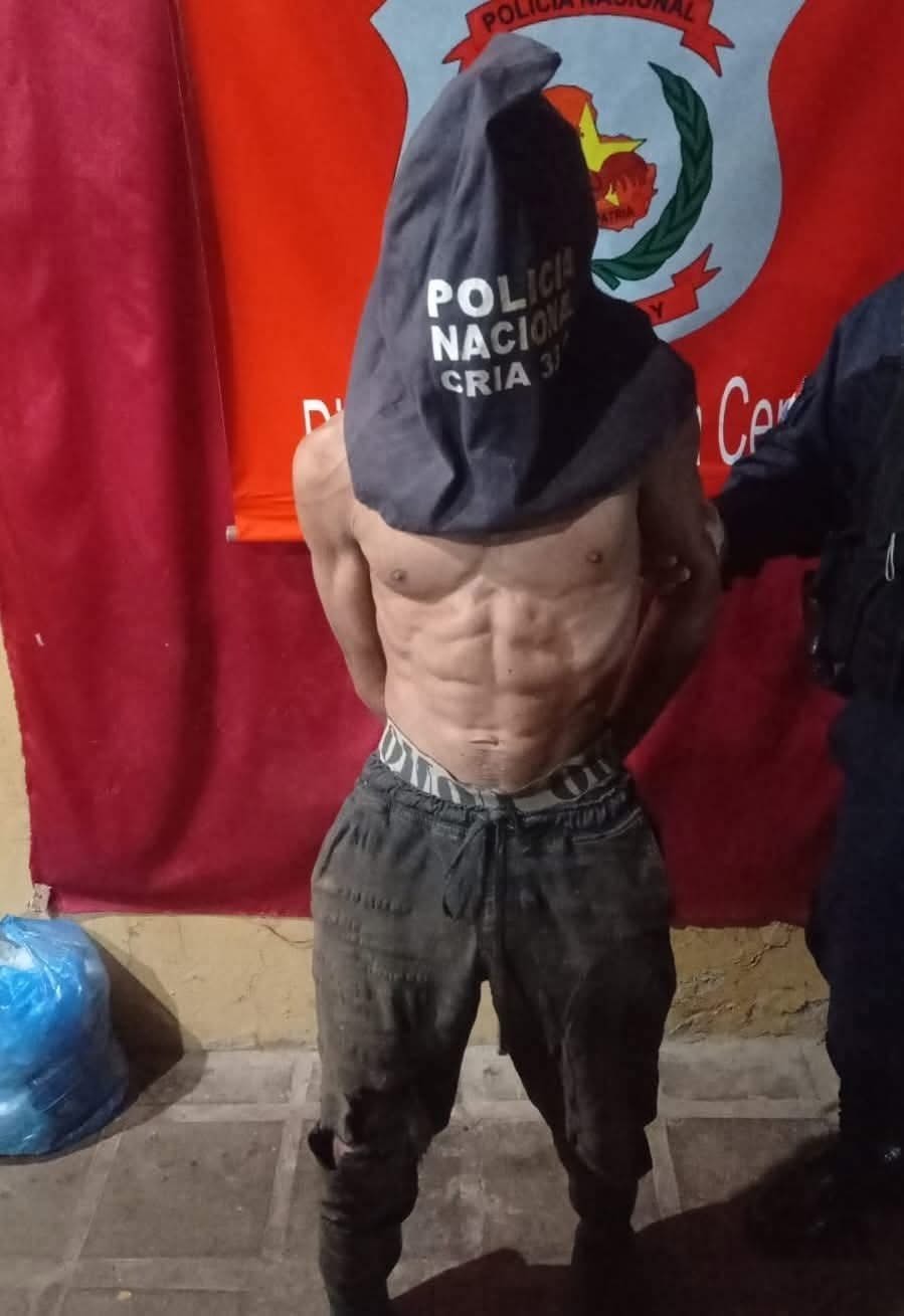 Apresaron a un albañil y se hizo viral por el tremendo abdominal que se mandaba