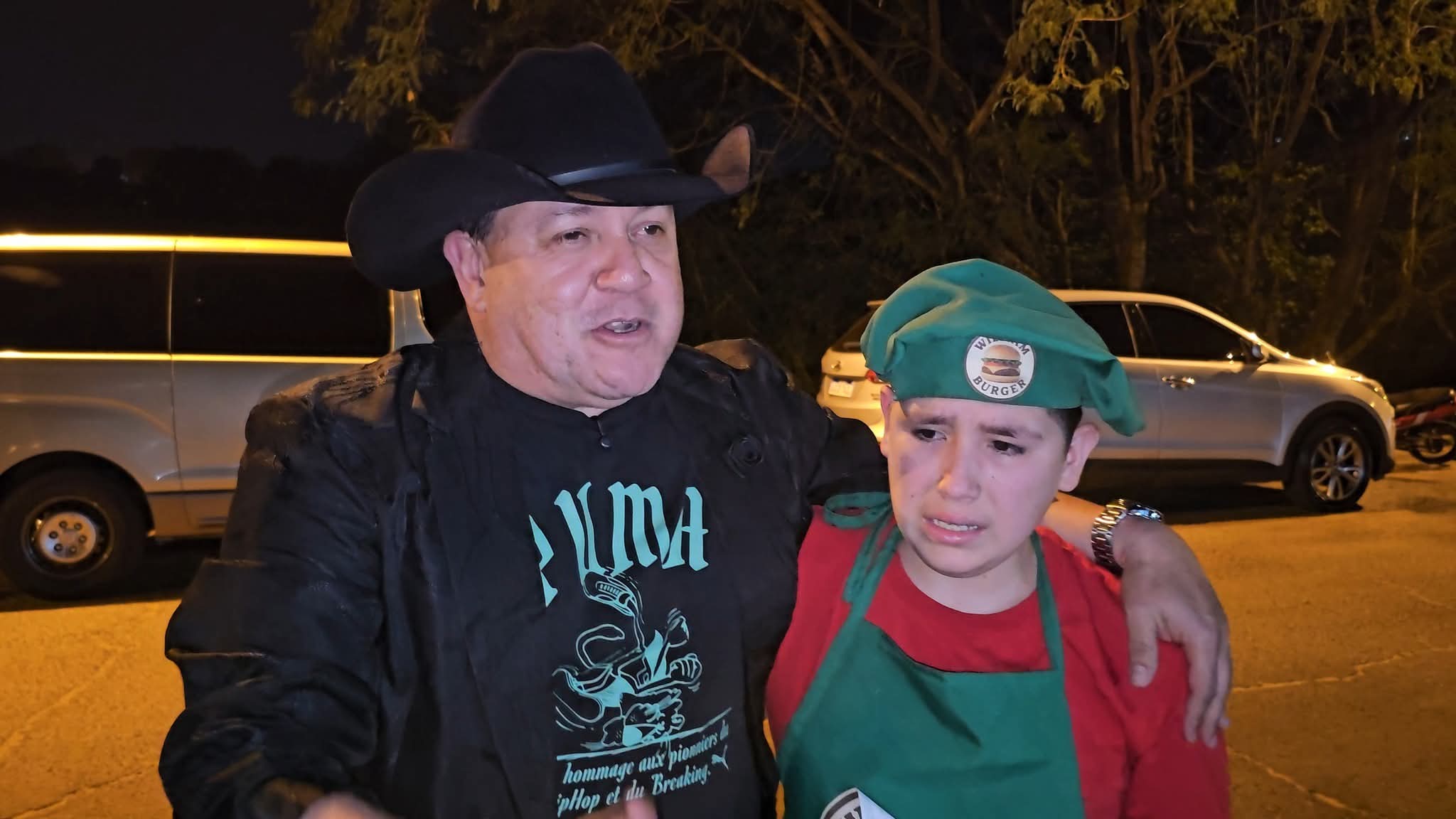 (VIDEO)  ¡Cantante sorprendió a niño hamburguesero y le cumplió el sueño!